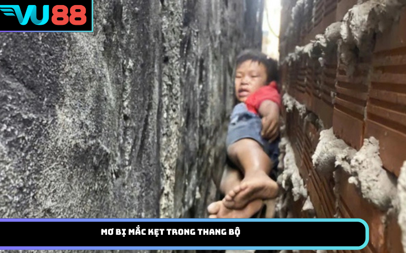 Mơ bị mắc kẹt trong thang bộ
