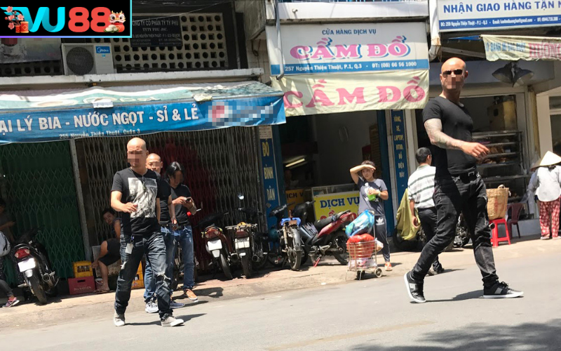 Mơ thấy nhiều người đòi nợ trước cửa nhà